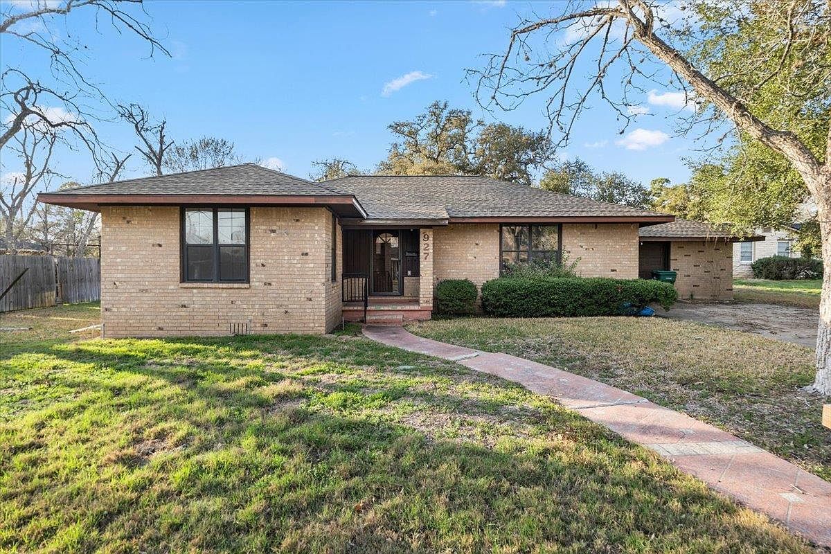 927 E Walnut St La Grange, TX 78945 - Thumbnail 4