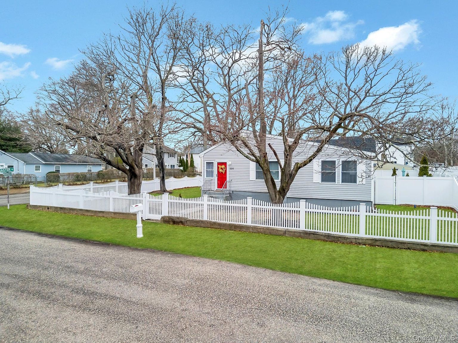 220 Woodycrest Dr Holtsville, NY 11742 - Thumbnail 4