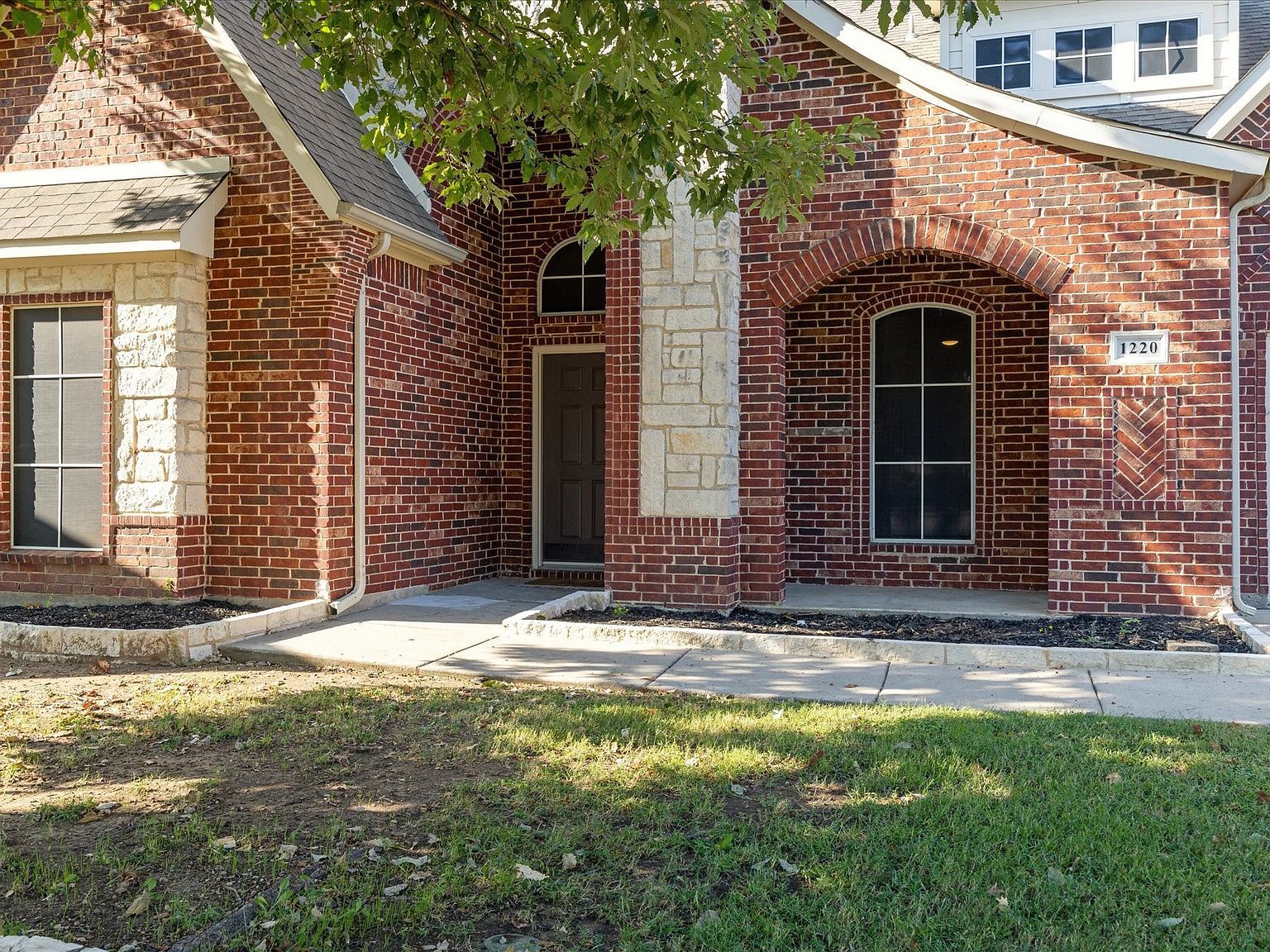 1220 Clairemont Ln Burleson, TX 76028 - Thumbnail 4