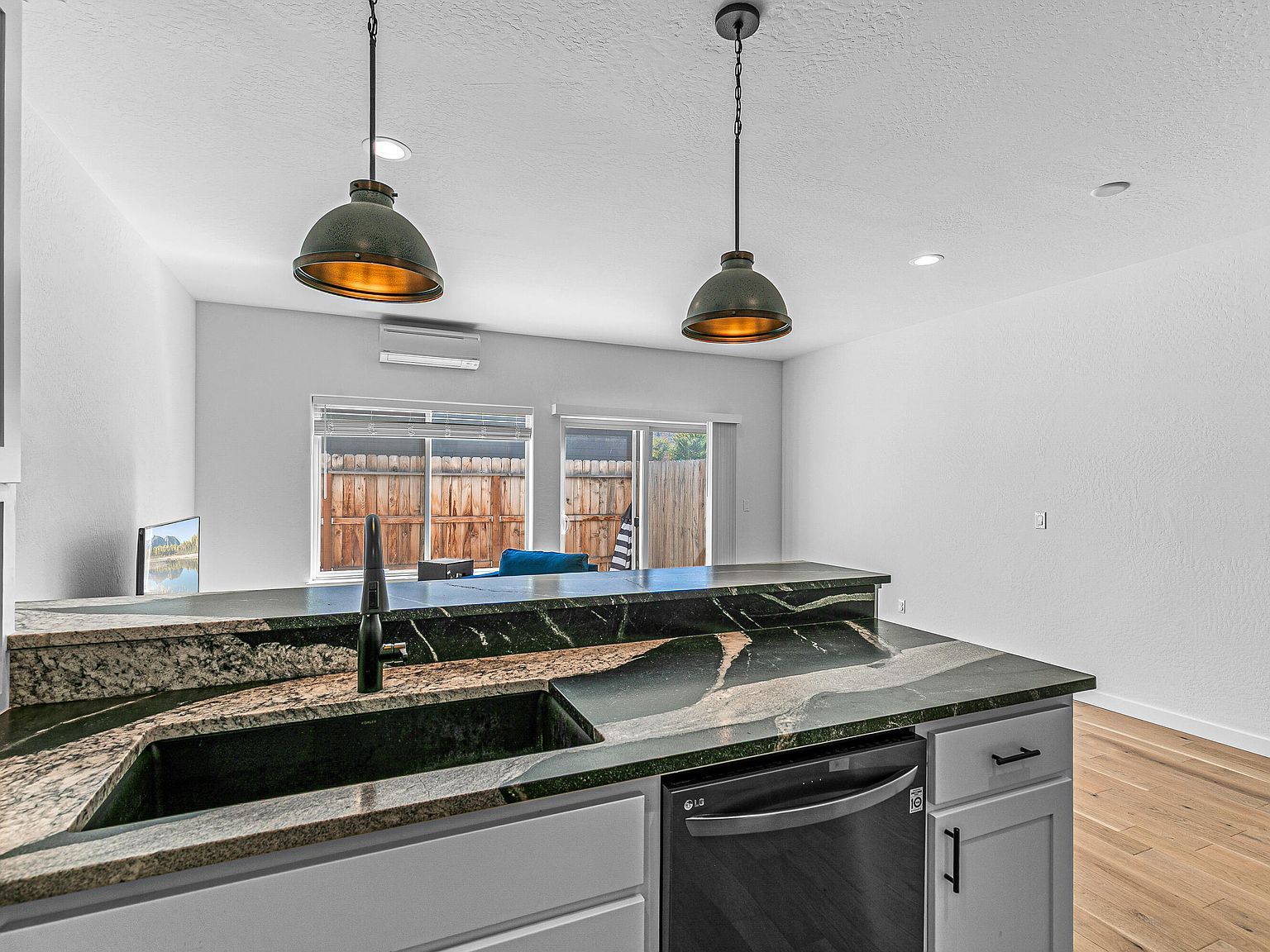 303 Everett Way Talent, OR 97540 - Thumbnail 4