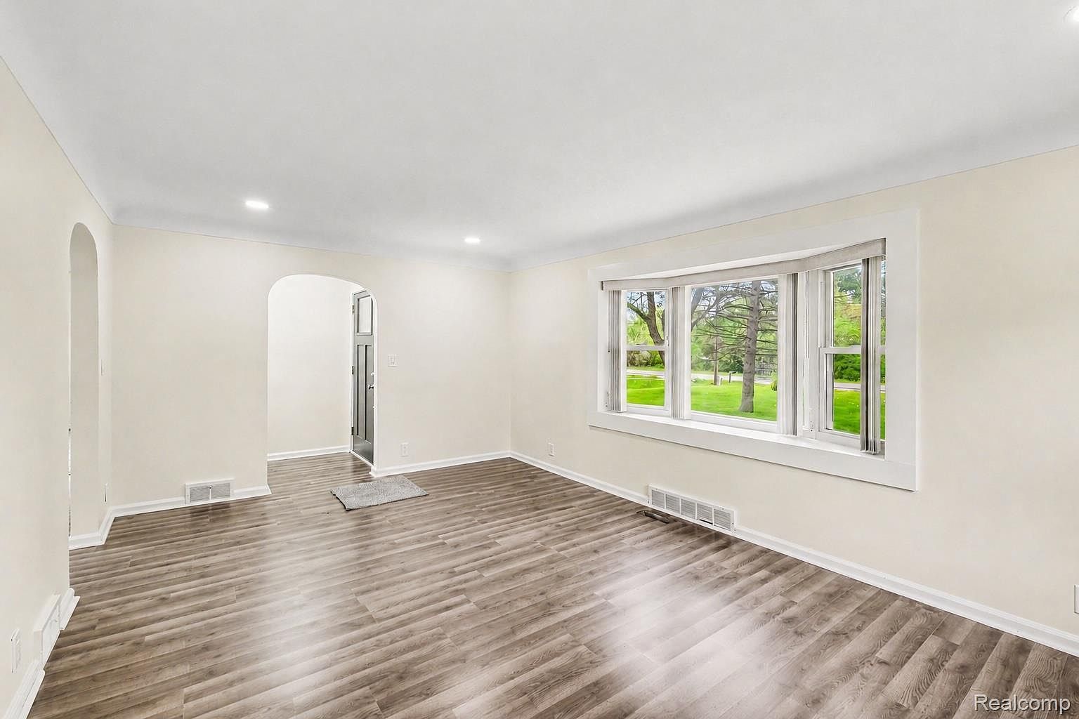 1093 W Maple Ave Burton, MI 48507 - Thumbnail 4