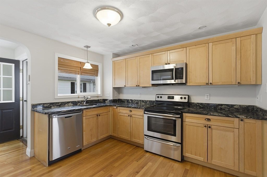 12 Riverside Ct Saugus, MA 01906 - Thumbnail 4