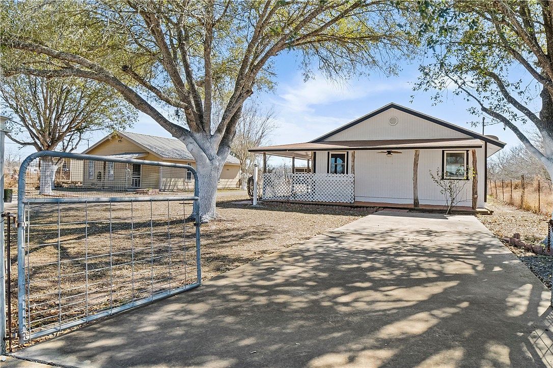 310 & 312 E Sullivan St Skidmore, TX 78389 - Thumbnail 4