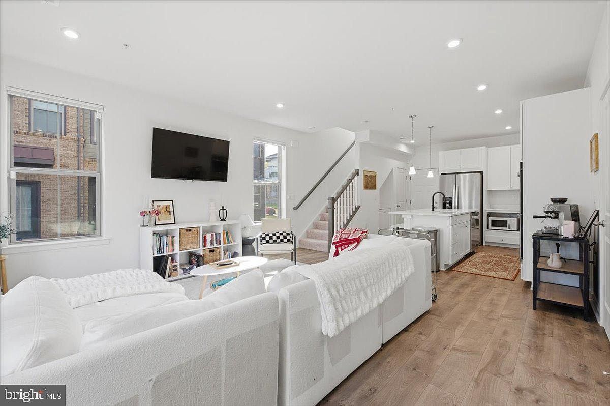 46037 Woodpecker Sq Sterling, VA 20165 - Thumbnail 4