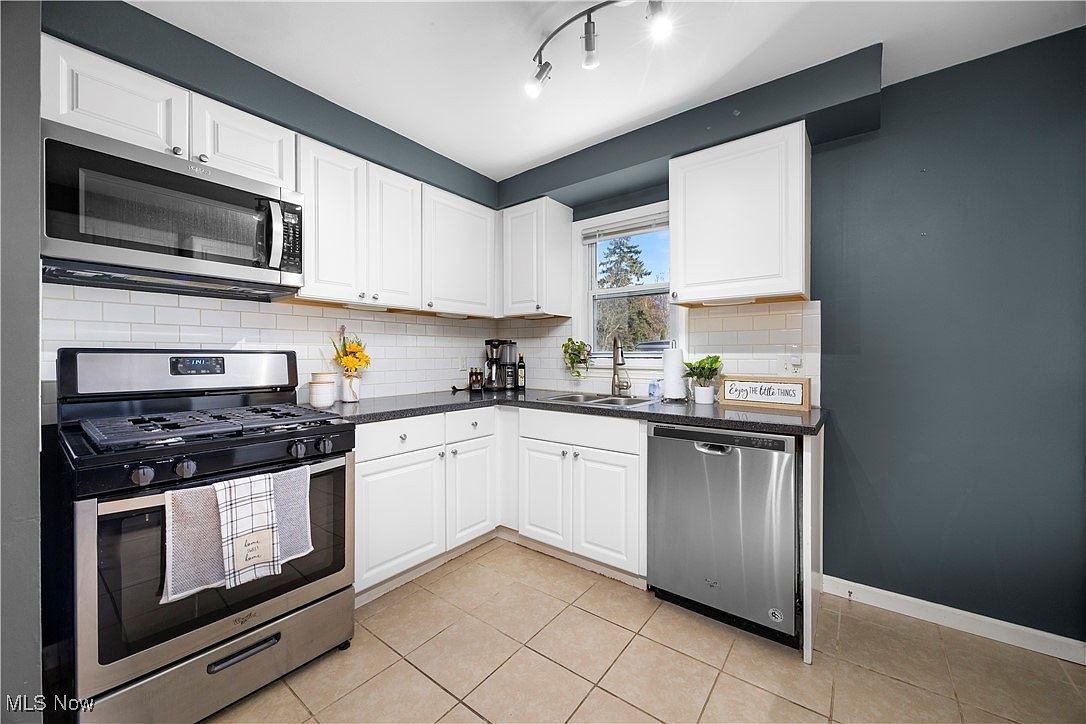 2810 Grantwood Dr Parma, OH 44134 - Thumbnail 4