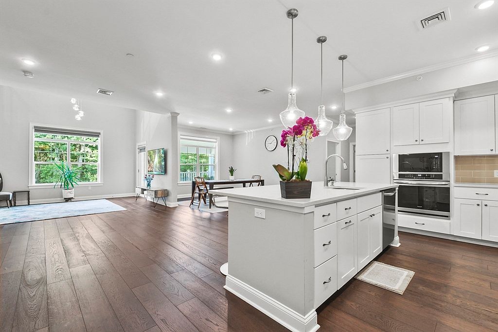 635 Old Post Rd #303 Sharon, MA 02067 - Thumbnail 4