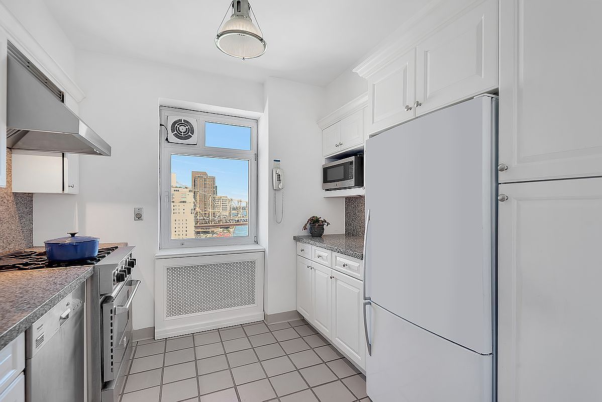 25 Sutton Pl S APT 19E New York, NY 10022 - Thumbnail 4