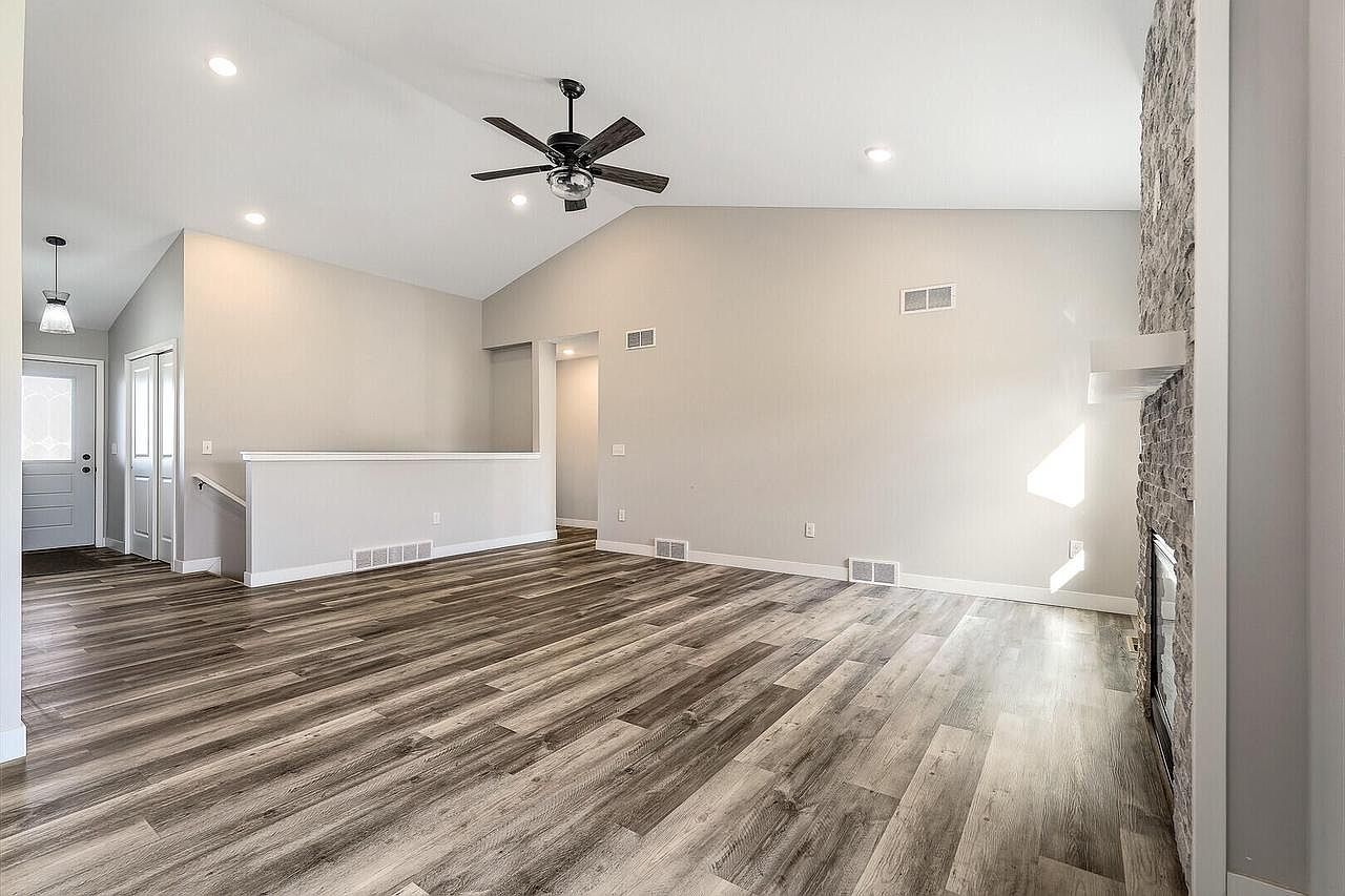 2075 Willow Run Reedsburg, WI 53959 - Thumbnail 4