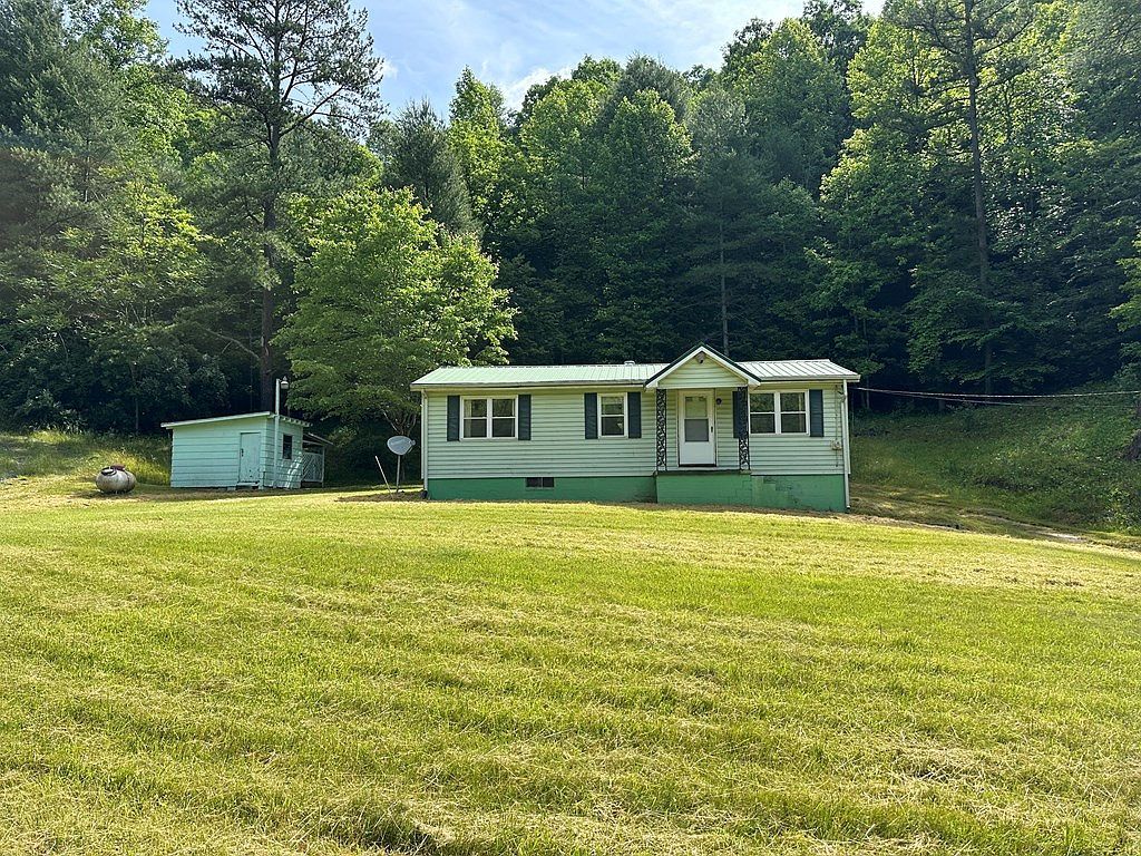 8836 Lovers Gap Rd Vansant, VA 24656 - Thumbnail 4