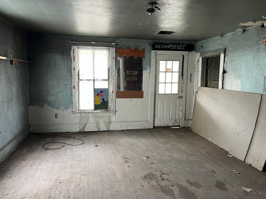 910 W Main St Saltville, VA 24370 - Thumbnail 4