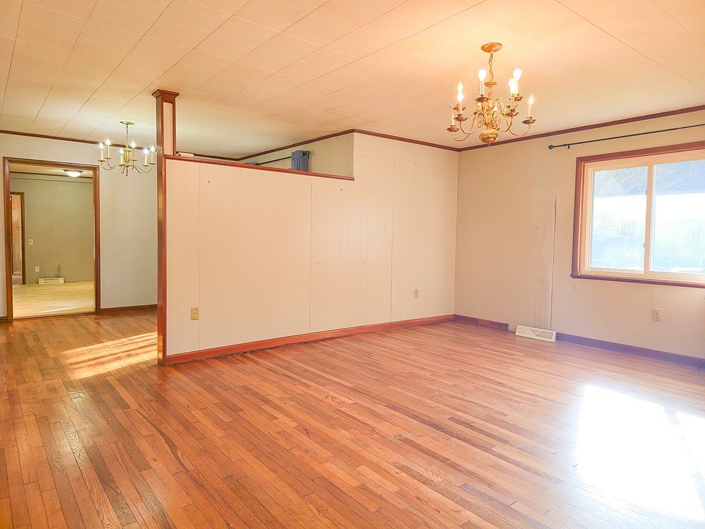 1154 Fairview St Grundy, VA 24614 - Thumbnail 4