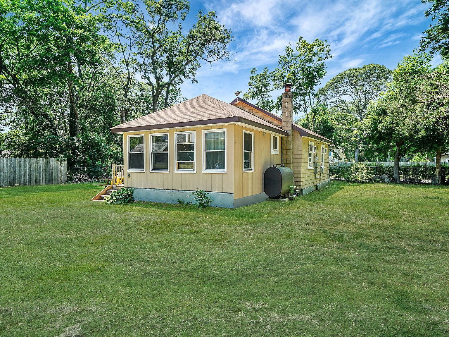 27 Dana Ave Mastic, NY 11950 - Thumbnail 4