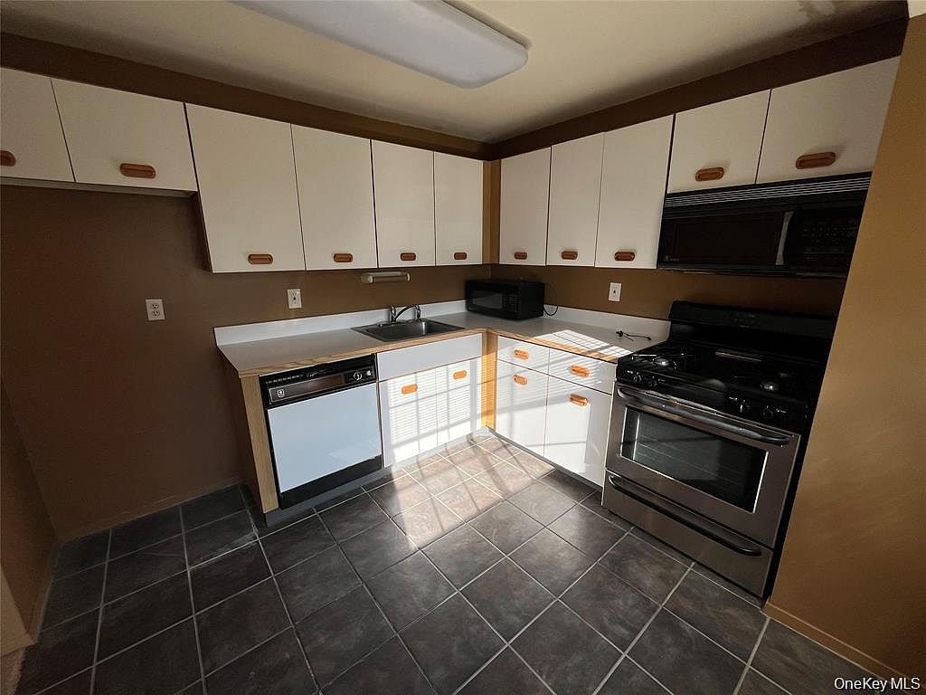 45 Newbrook Ln #45 Bay Shore, NY 11706 - Thumbnail 4