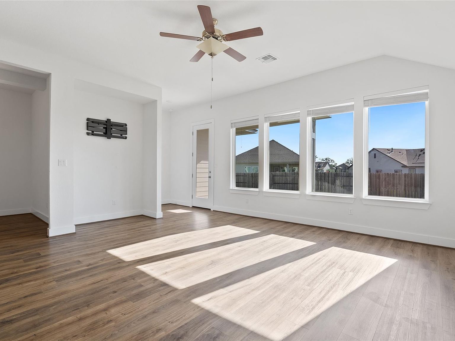 105 Lemuel Crawford Trl Bastrop, TX 78602 - Thumbnail 4