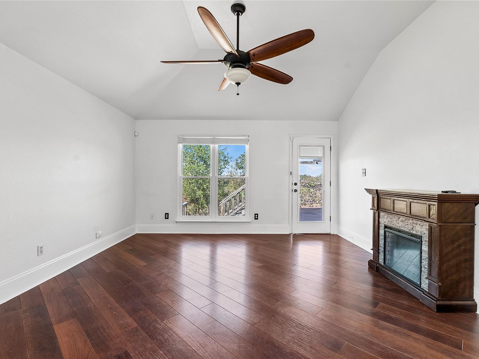 212 Valley Run Trl Elgin, TX 78621 - Thumbnail 4