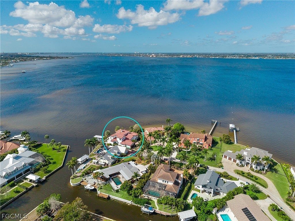 911 Aqua Ln Fort Myers, FL 33919 - Thumbnail 4