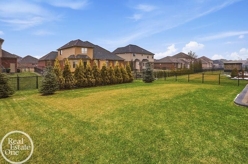 24487 Brookshire Dr Macomb, MI 48042 - Thumbnail 4