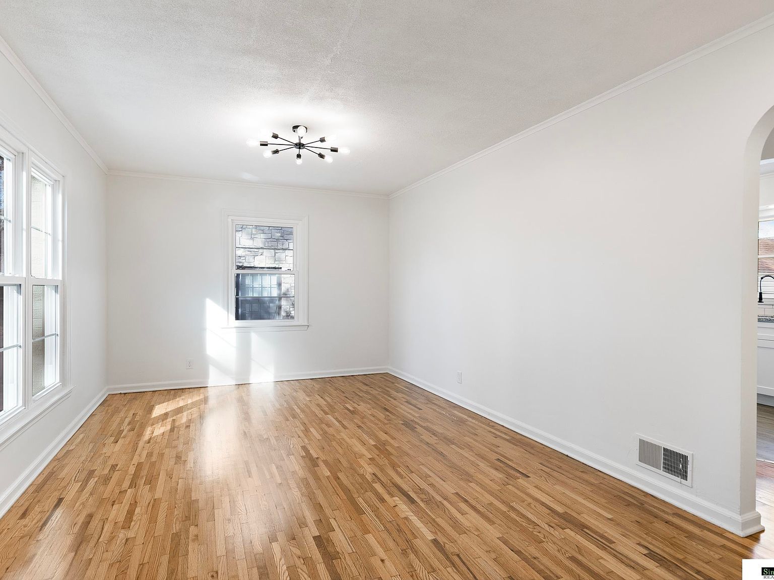 928 Clark St Lincoln, NE 68510 - Thumbnail 4