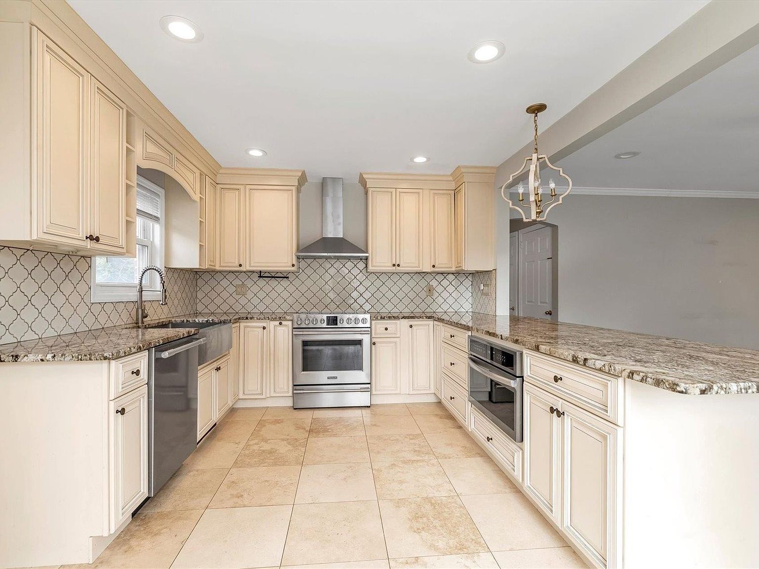 2492 Lefferts Pl Bellmore, NY 11710 - Thumbnail 4