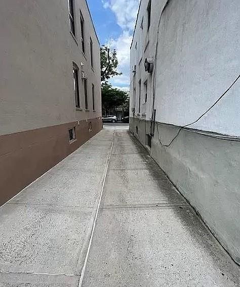 6456 Woodbine St Flushing, NY 11385 - Thumbnail 4