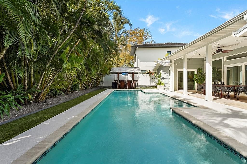 1920 Wisteria St Sarasota, FL 34239 - Thumbnail 4