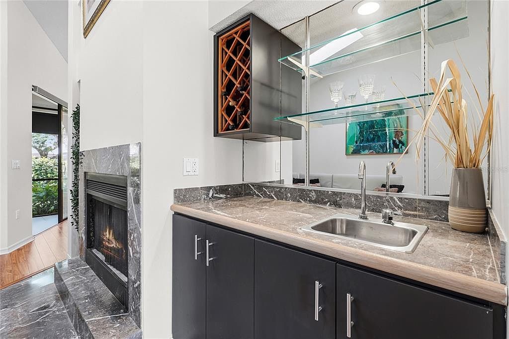 4531 Las Brisas Ln Sarasota, FL 34238 - Thumbnail 4