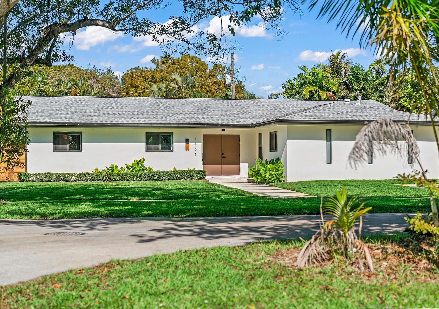 2451 NE 199th St Miami, FL 33180 - Thumbnail 4