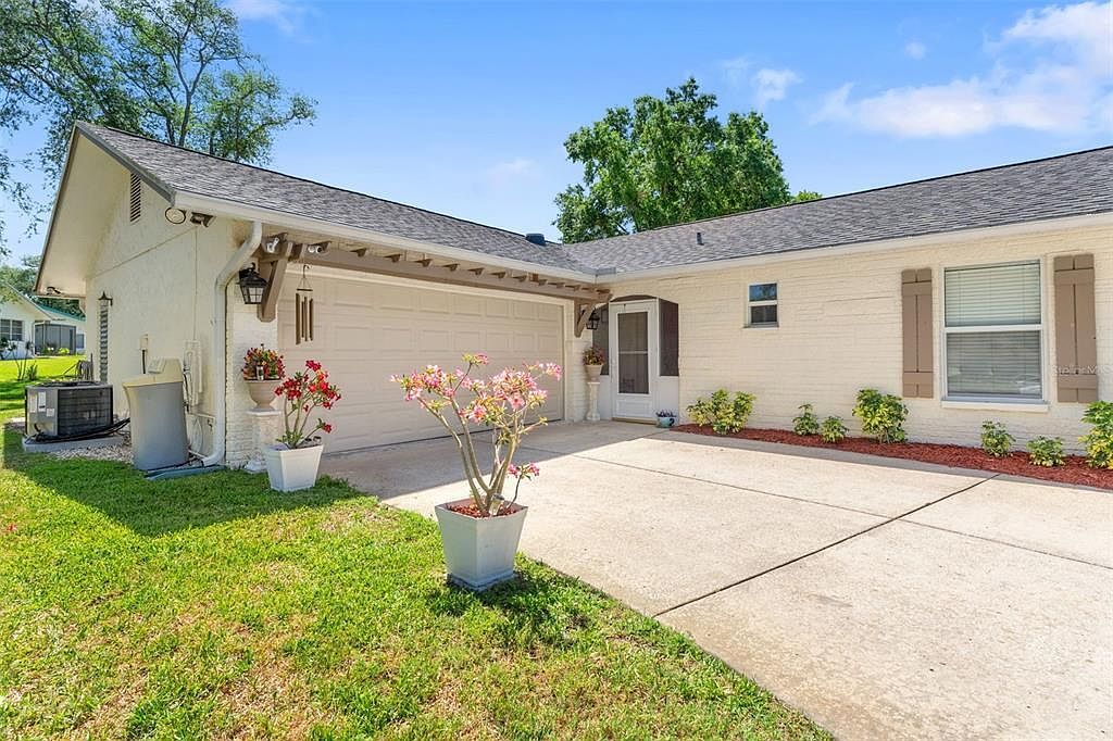 10520 Springwood Dr Port Richey, FL 34668 - Thumbnail 4