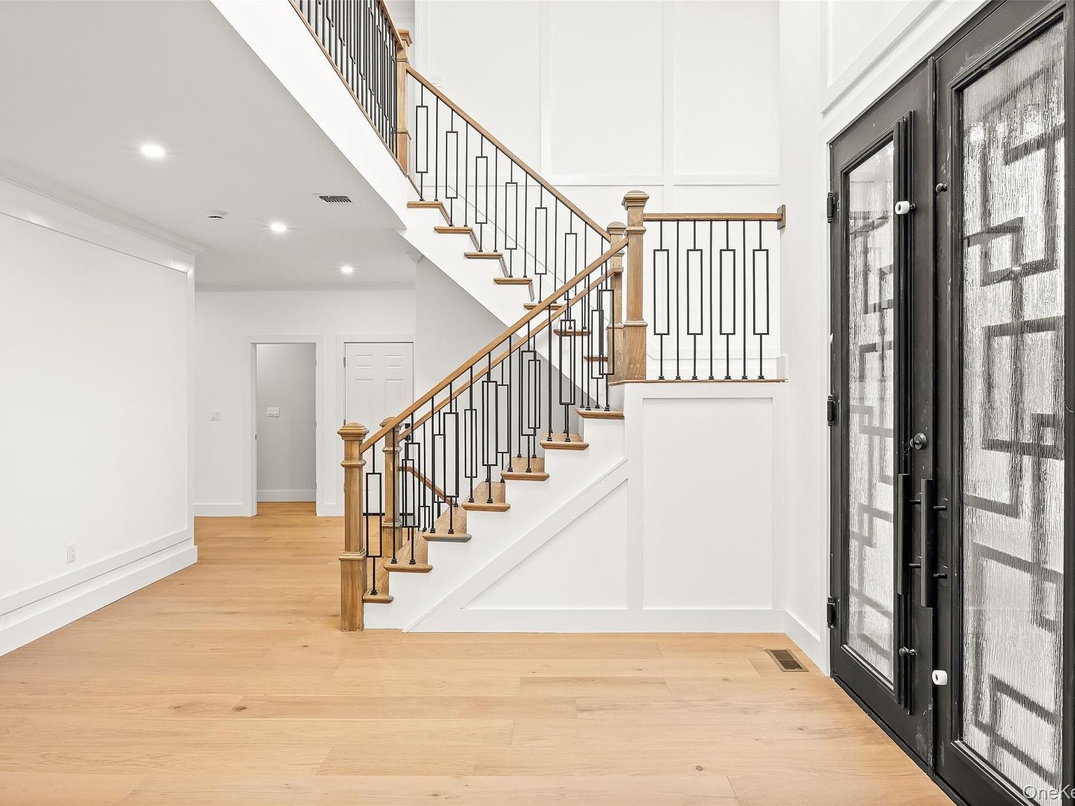 182 Friends Ln Westbury, NY 11590 - Thumbnail 4