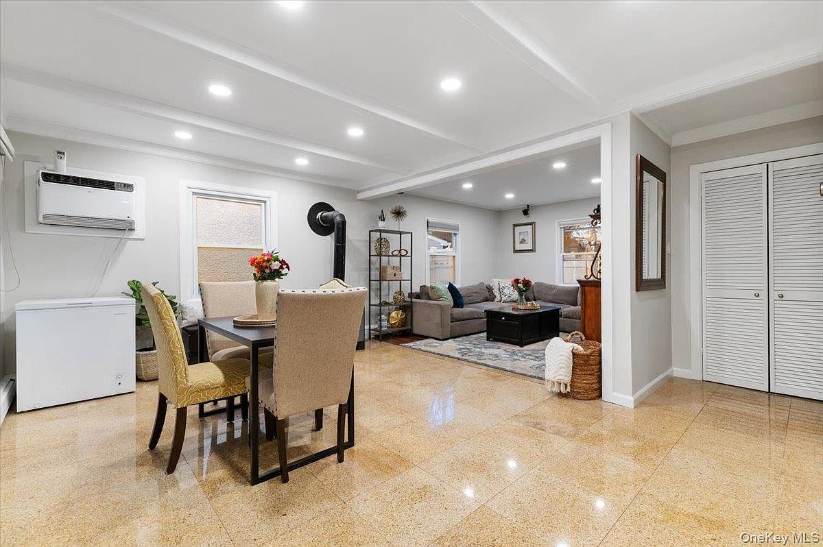 670 Mason St Westbury, NY 11590 - Thumbnail 4