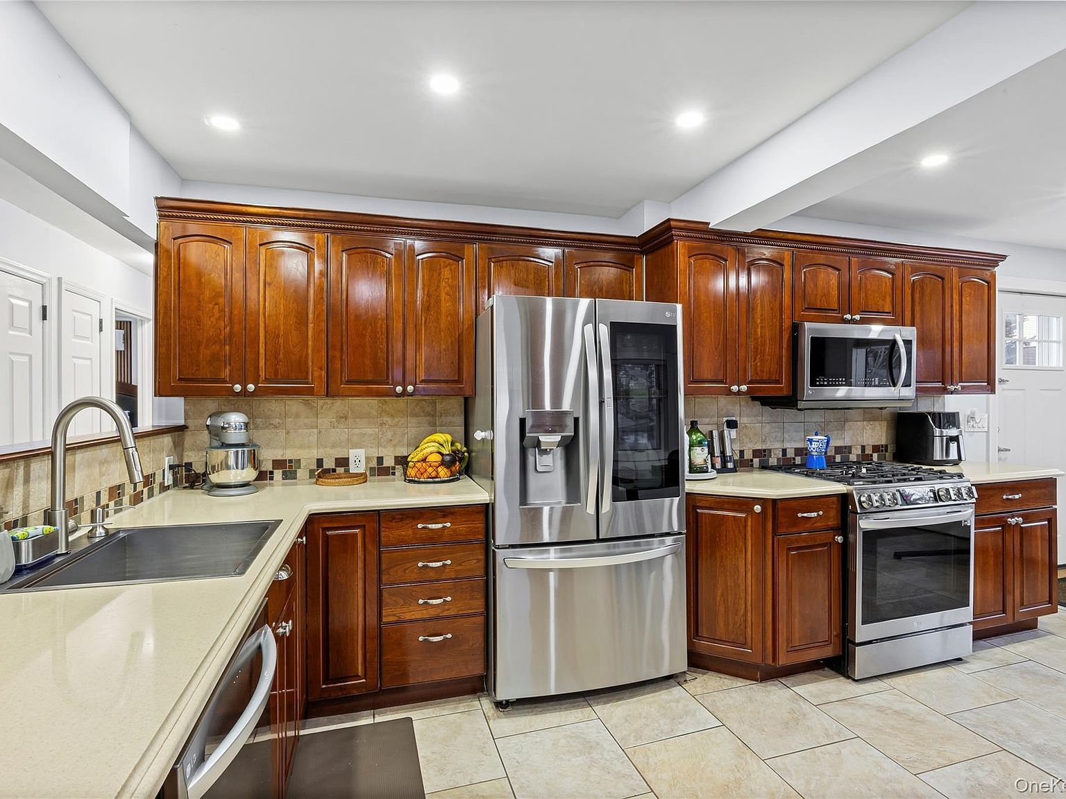 612 N Broome Ave Lindenhurst, NY 11757 - Thumbnail 4