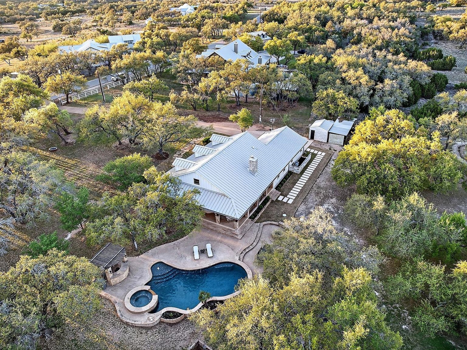 301 Medlin Creek Loop Dripping Springs, TX 78620 - Thumbnail 4