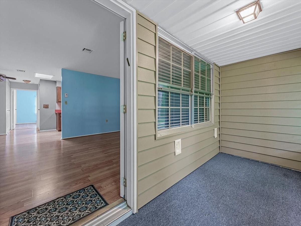 195 Newcastle Ct Ridge, NY 11961 - Thumbnail 4