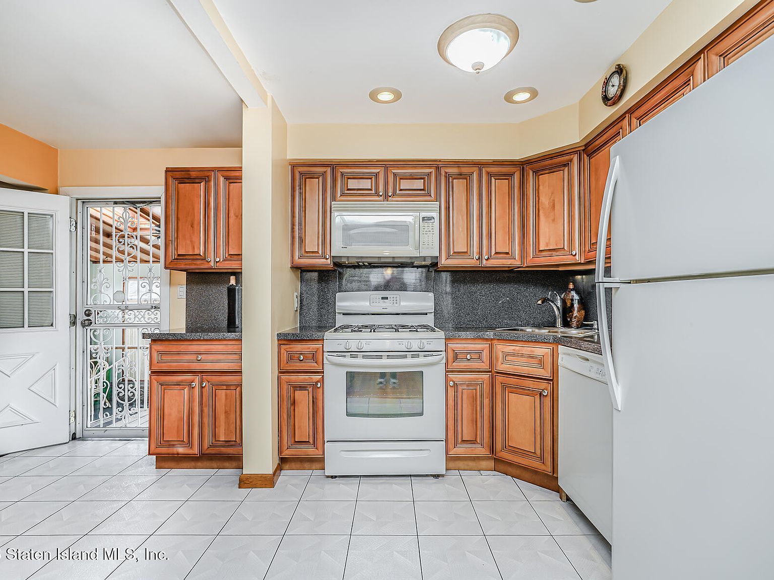 225 Van Name Ave Staten Island, NY 10303 - Thumbnail 4