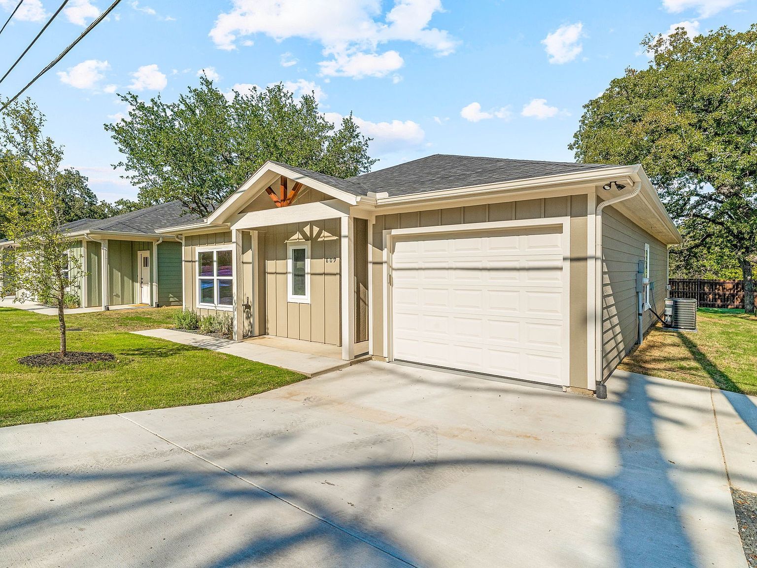 809 Branding Iron Trl Granbury, TX 76049 - Thumbnail 4