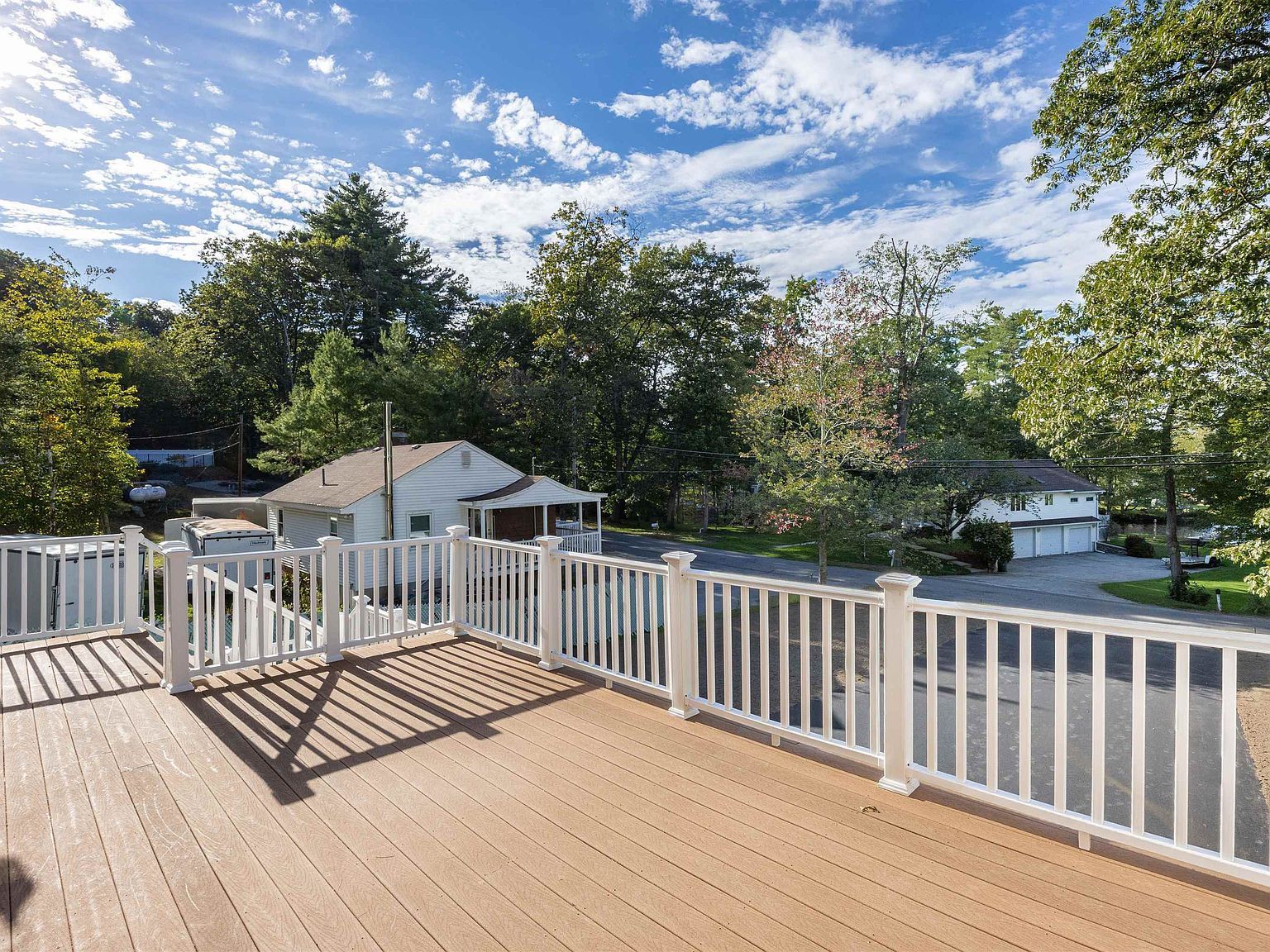 136 Shore Dr Salem, NH 03079 - Thumbnail 4