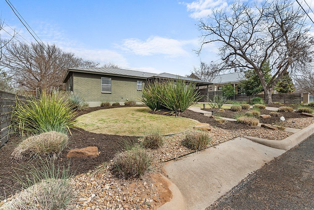 406 E College St Fredericksburg, TX 78624 - Thumbnail 4