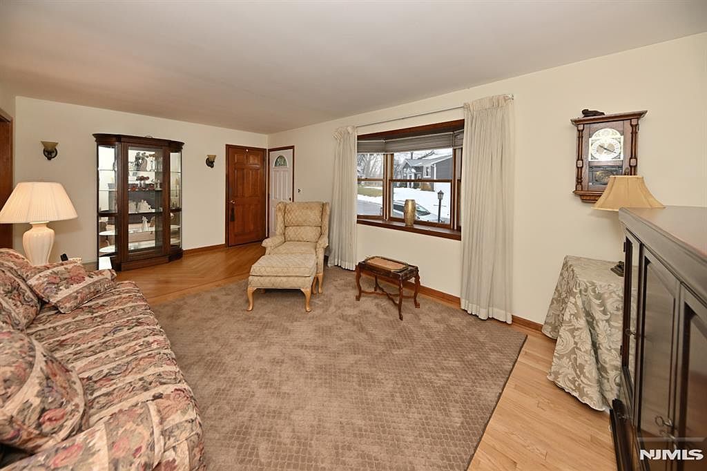 888 Edison St Township Of Washington, NJ 07676 - Thumbnail 4