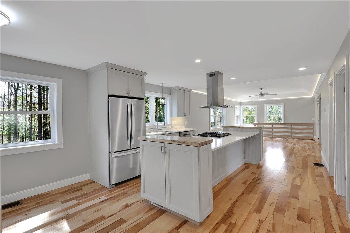 49 Hemlock Cir Jericho, VT 05465 - Thumbnail 4