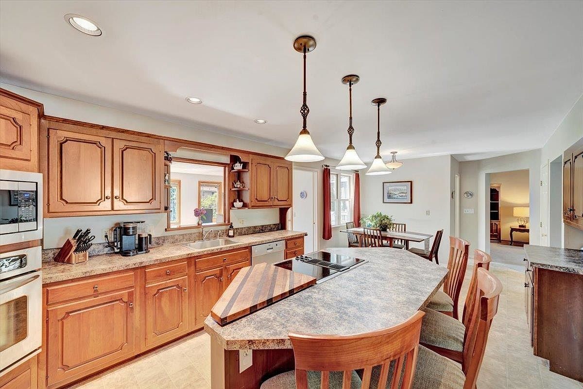 64 Sandy Ln Burlington, VT 05408 - Thumbnail 4