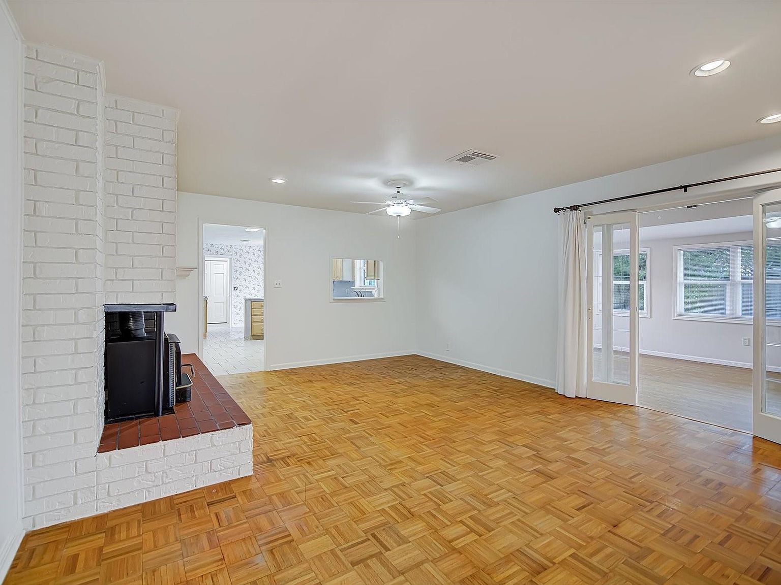 106 Woodland Rd Lake Jackson, TX 77566 - Thumbnail 4