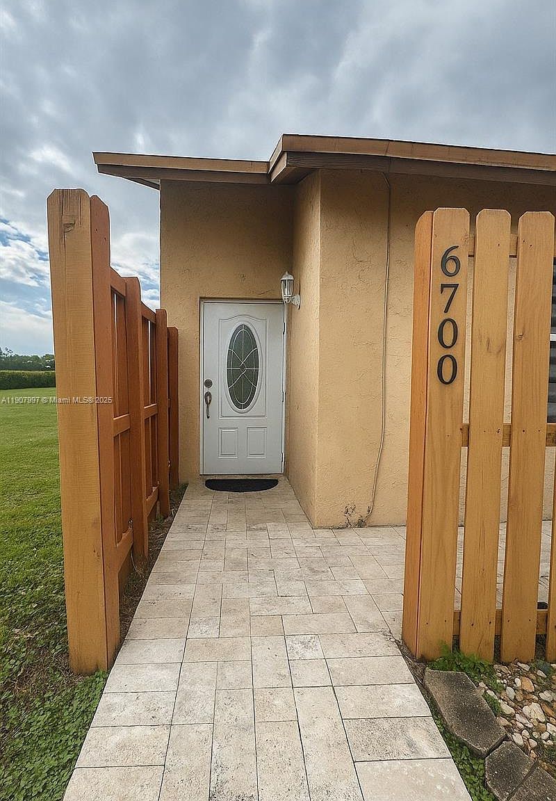 6700 NW 190th St Hialeah, FL 33015 - Thumbnail 4