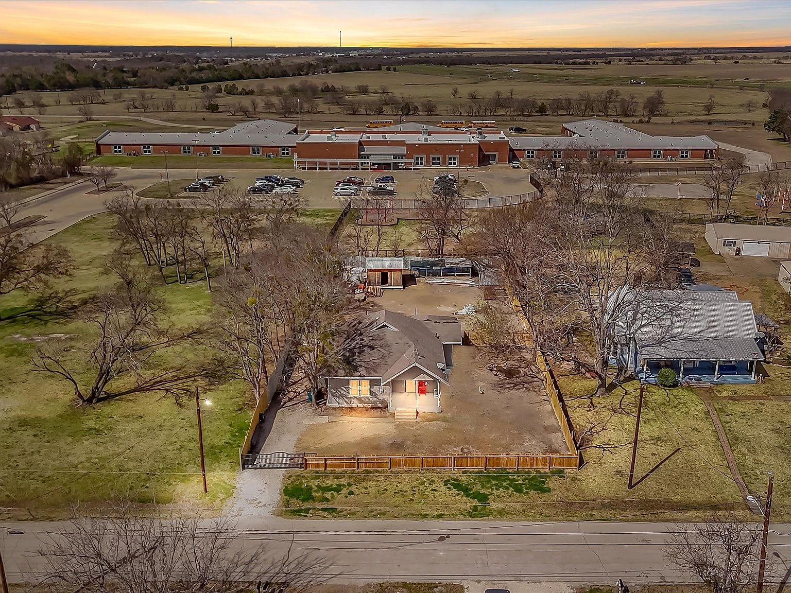 607 E 8th St Kemp, TX 75143 - Thumbnail 4