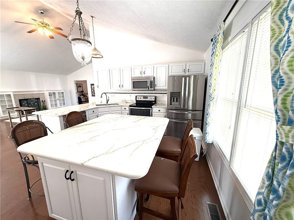 904 Lockhart St Hoopeston, IL 60942 - Thumbnail 4