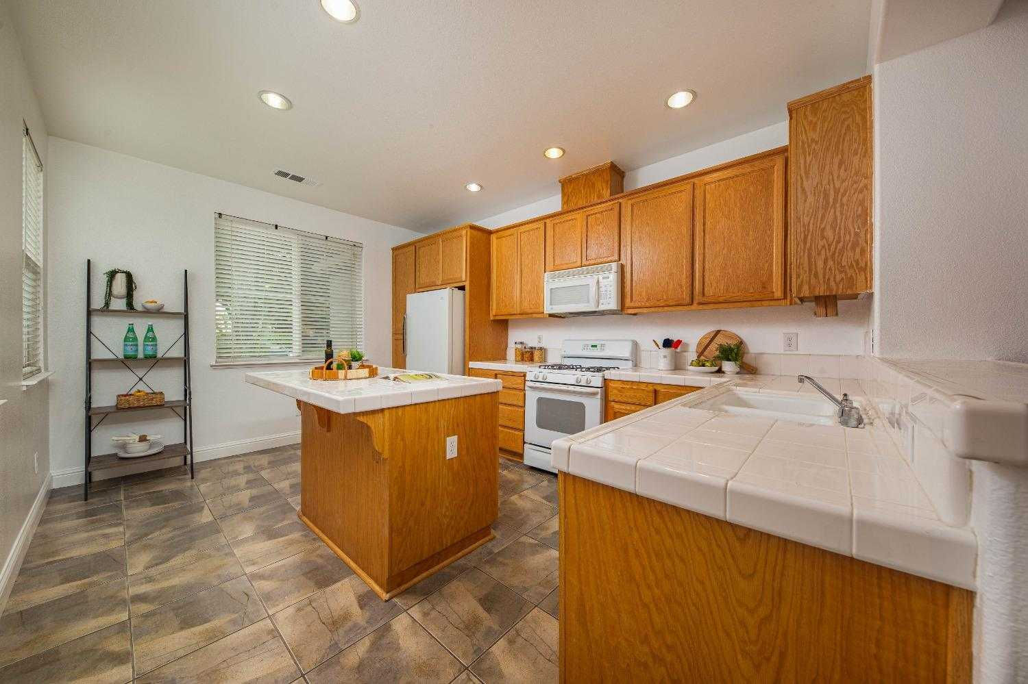 948 Monarch Ct, Manteca, CA, USA, 95337 - Thumbnail 4