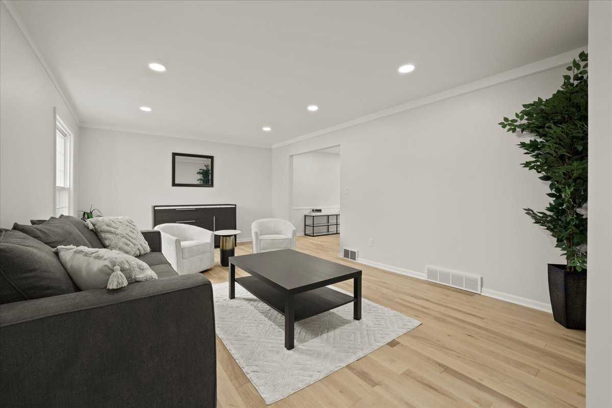 655 S Spinningwheel Ln, Bloomfield Hills, MI, USA, 48304 - Thumbnail 4