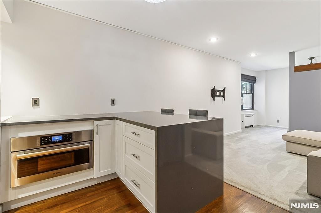 3050 Edwin Ave APT 2D Fort Lee, NJ 07024 - Thumbnail 4