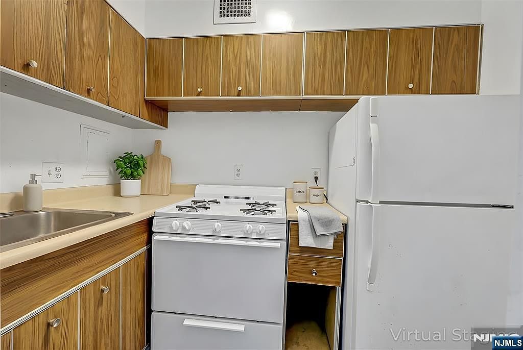 6 Horizon Rd APT 306 Fort Lee, NJ 07024 - Thumbnail 4