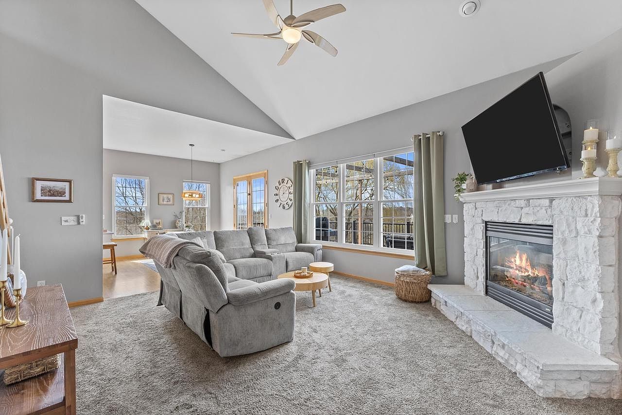 1604 Auburn Ct Waukesha, WI 53189 - Thumbnail 4