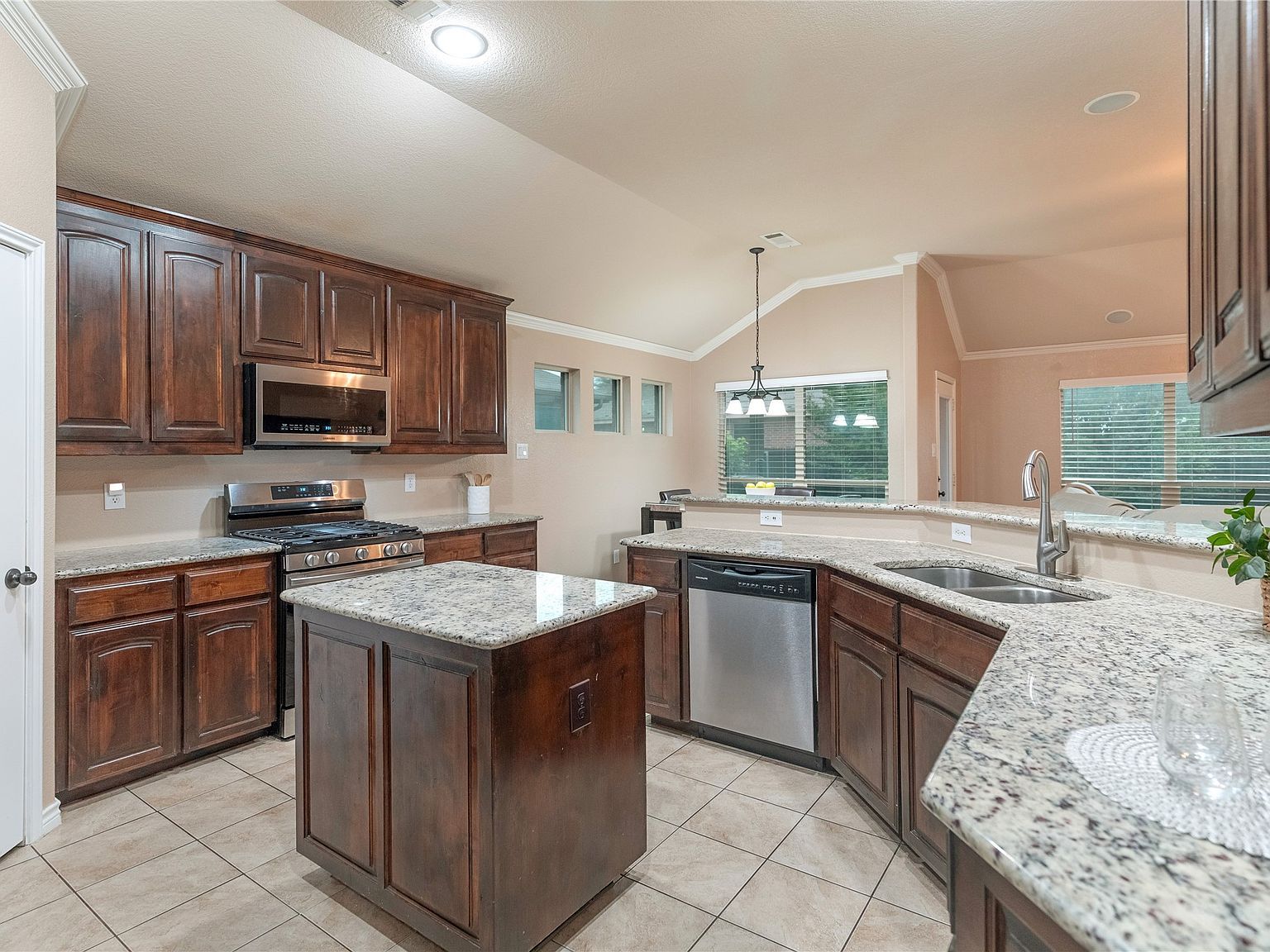 404 Brookhollow Ln Saginaw, TX 76131 - Thumbnail 4